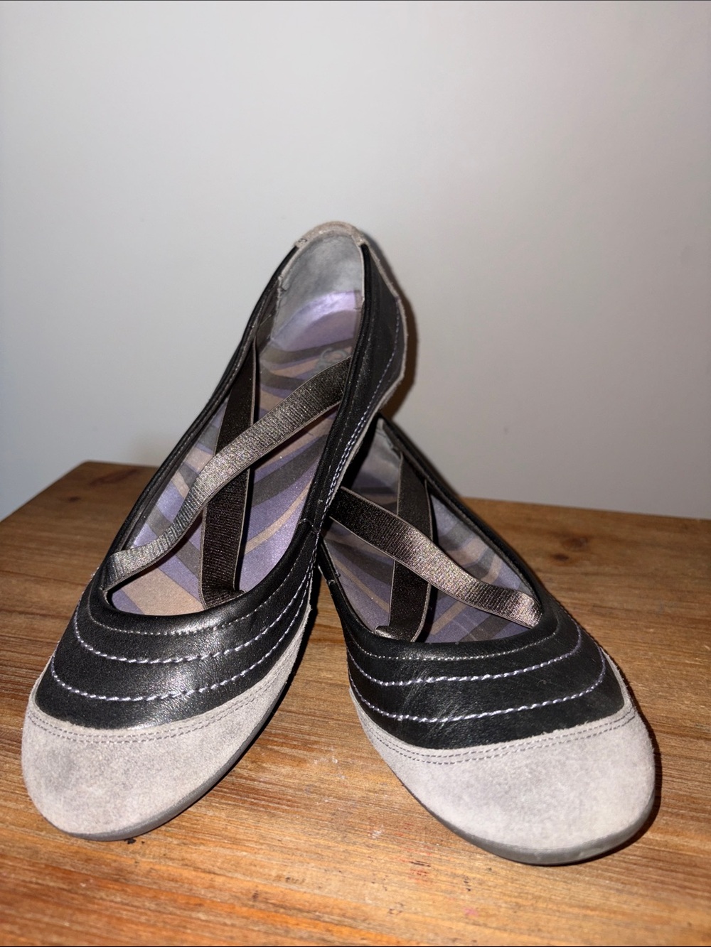 Skechers Black and Gray Cross-Strap Ballet Flats 8.5